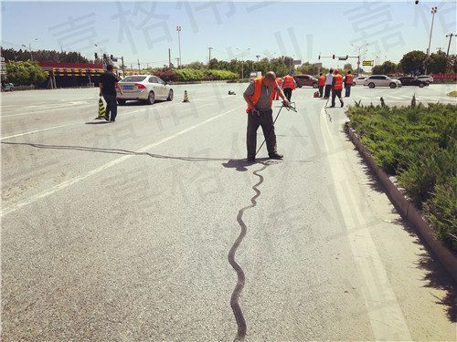 嘉格公路裂縫貼縫帶在山區(qū)道路不負(fù)重托