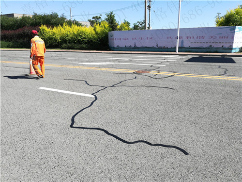 您還在抱怨嘉格瀝青路面貼縫帶價格高嗎？河南申總這么說