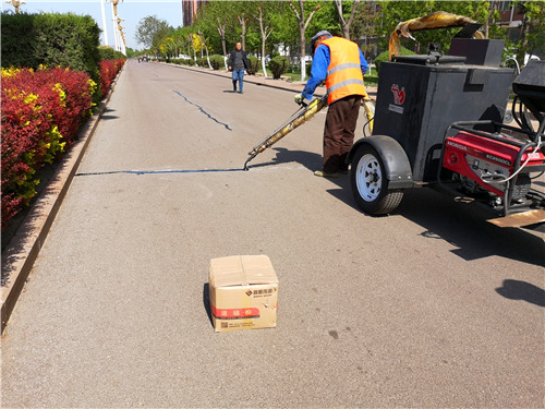 道路出現(xiàn)裂縫，公路灌縫膠是怎么和工人一起完成修補(bǔ)的呢？